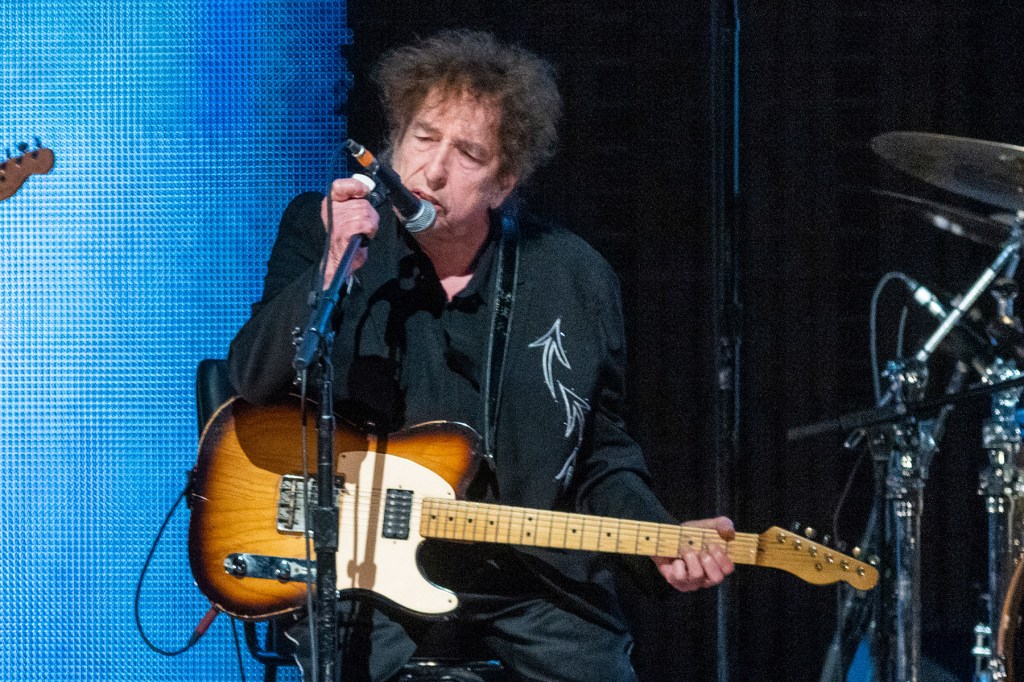 bob-dylan-joins-willie-nelson’s-farm-aid-40-lineup-in minneapolis