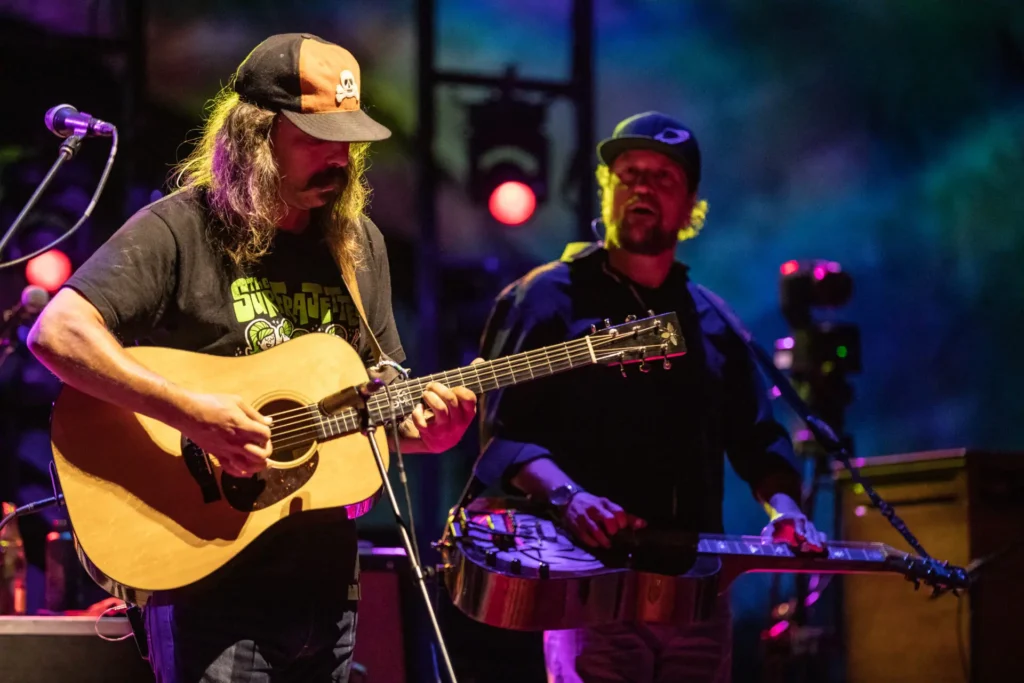 greensky-bluegrass-unite-with-al-schnier-on-the-dillards’-“reuben’s-train”-and-more