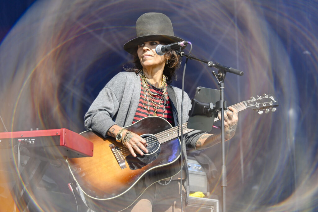 4-non-blondes-extend-reunion,-plot-new-lp