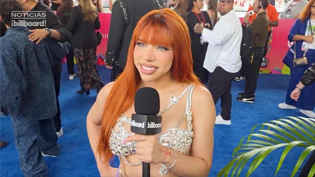 yeri-mua-talks-about-exploring-other-genres-beyond-mexican-reggae-|-premios-juventud 2025