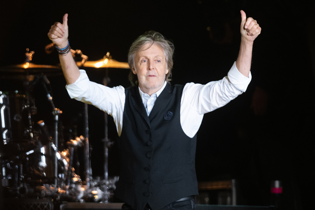paul-mccartney-plays-beatles-hit-for-the-first-time-in-35-years