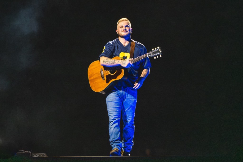 9-best-moments-from-zach-bryan’s-record-setting-final-concert-of-2025-at-michigan stadium