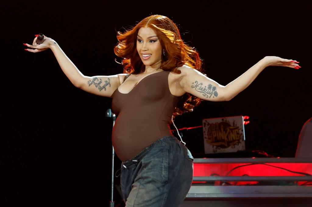 watch-cardi-b-bring-boss-energy-(and-very-pregnant-belly)-to-global-citizen-festival 2025