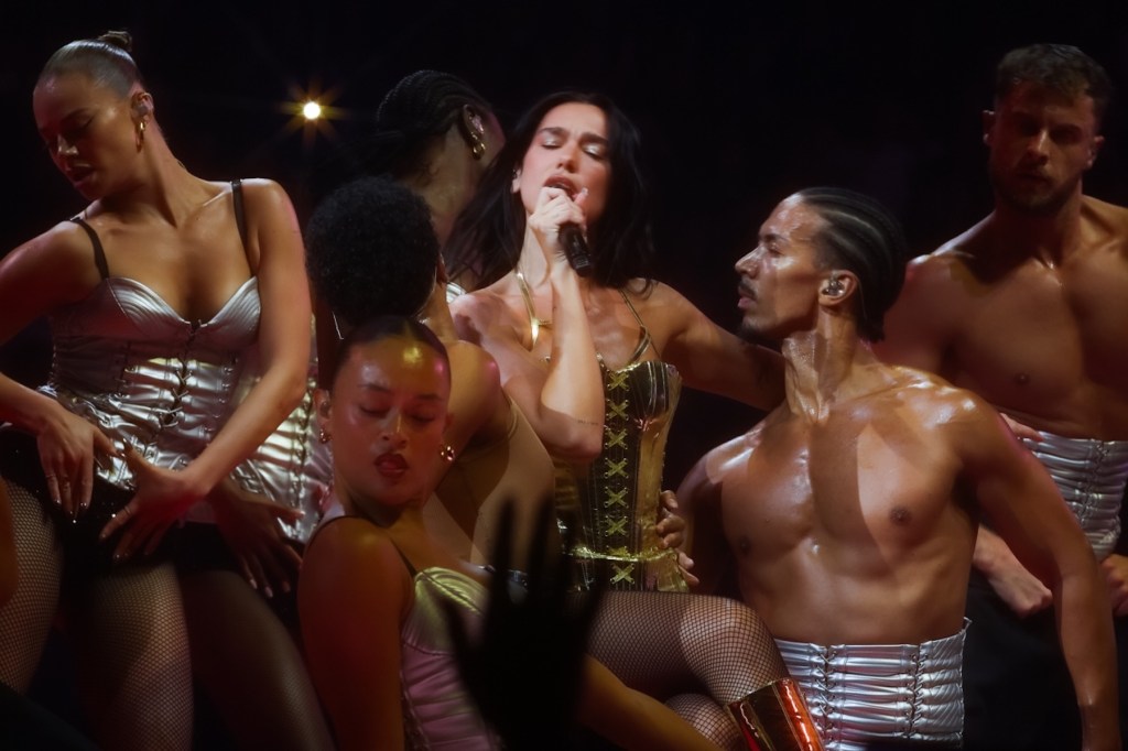 ariana-grande-reacts-to-dua-lipa’s-‘one-last-time’-cover-at-miami-tour stop
