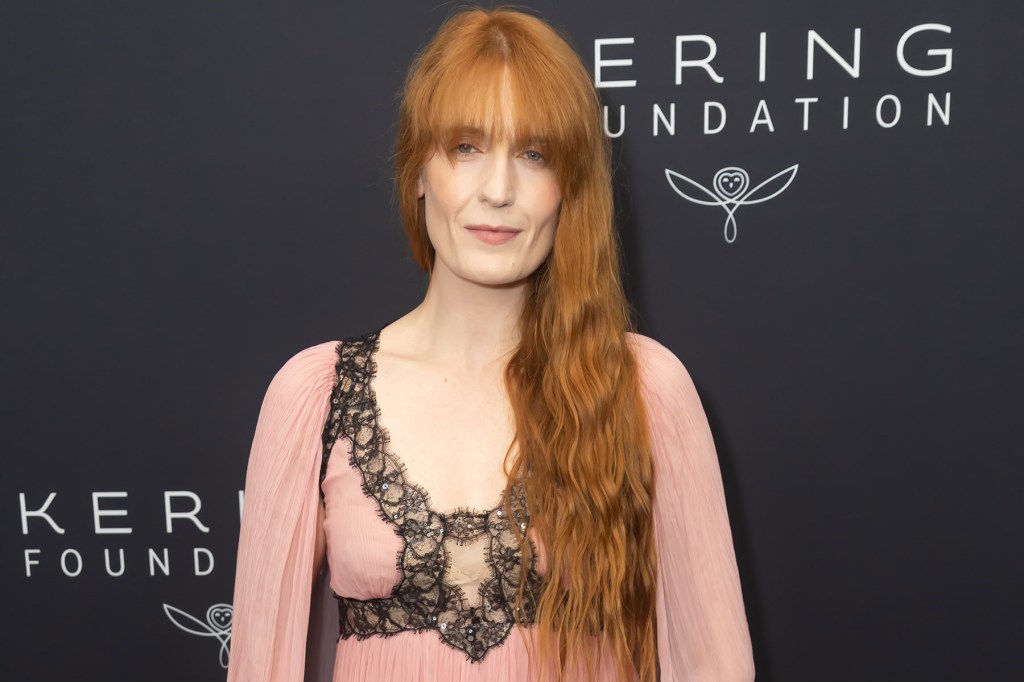 florence-welch-reveals-she-lost-a-fallopian-tube-after-ectopic-pregnancy-&-miscarriage:-‘my-doctor’s-insistence-that-i-come-in-saved-my life’