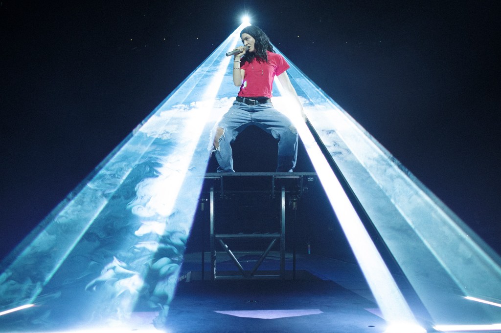 lorde-brings-‘virgin’-home-with-ultrasound-tour-stop-at-madison-square-garden:-7-best moments