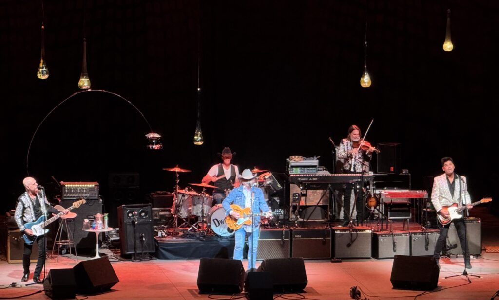 dwight-yoakam-with-los-lobos-at-rose-music-center