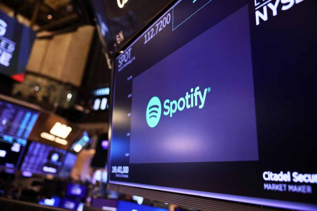 spotify-loses-billions-in-value-after-ceo-succession-news;-sphere-stock-continues-‘oz’-driven-rally
