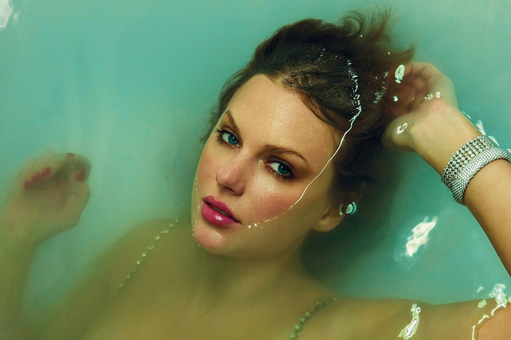 fans-choose-taylor-swift’s-‘the-life-of-a-showgirl’-as-this-week’s-favorite-new music