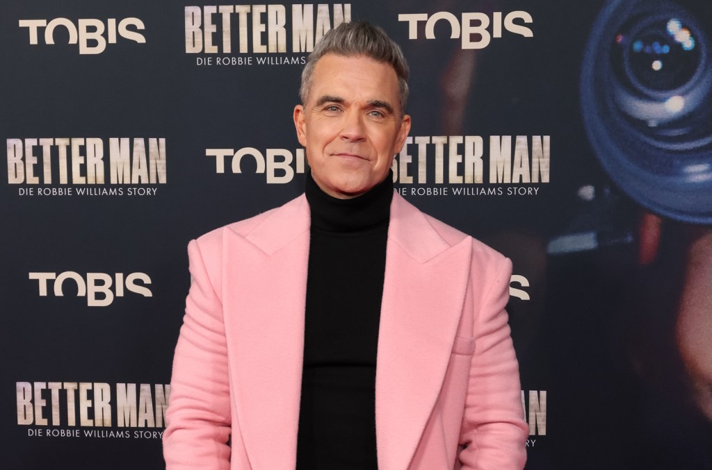 robbie-williams-says-taylor-swift-forced-‘britpop’-release-delay-in-all-time-uk.-chart-record-pursuit:-‘you-can’t compete!’