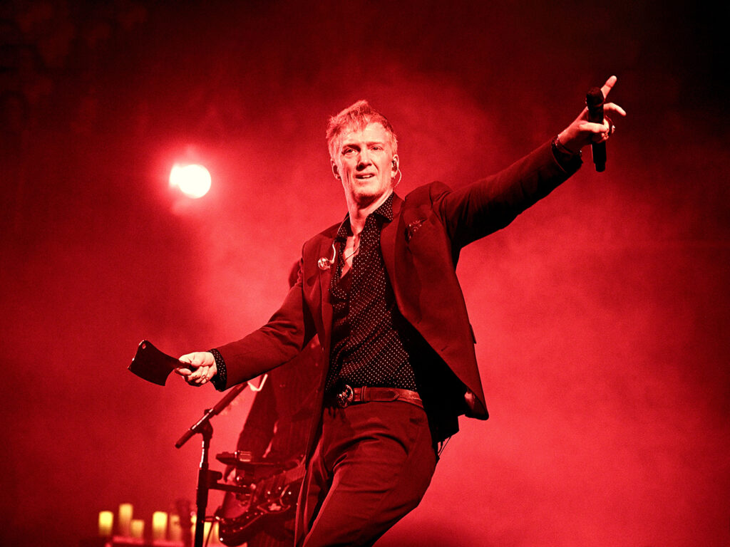 queens-of-the-stone-age-unplugged:-unsettling-and-sublime