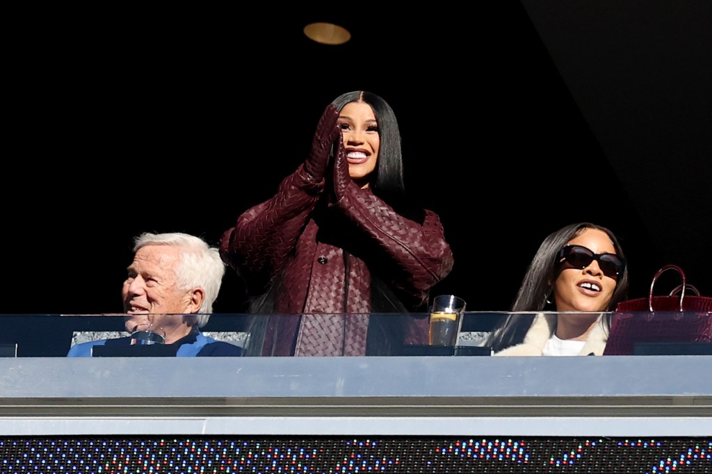 cardi-b-cheers-on-boyfriend-stefon-diggs-at-patriots-falcons-game