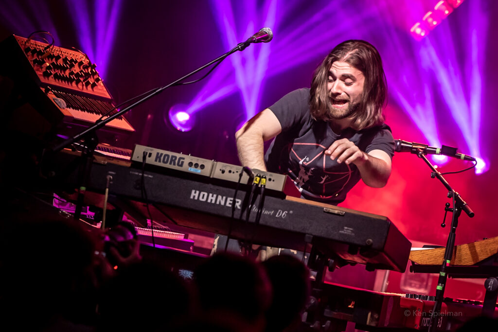 dogs-in-a-pile-open-garcia’s-residency-in-chicago-with-grateful-dead-and-steely-dan-covers