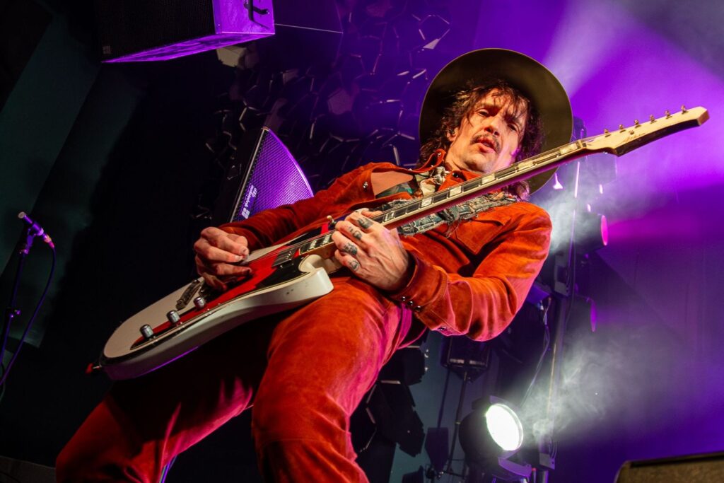 the-darkness-bring-rock-‘n’-roll-spectacle-to-austin:-photos