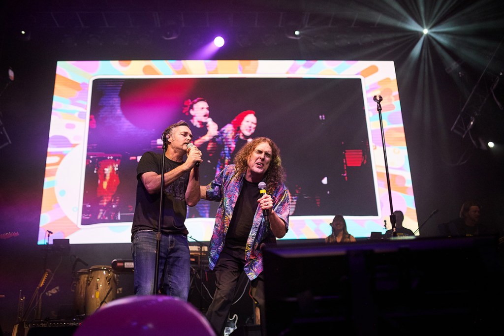 you-have-to-see-‘weird-al’-yankovic-&-will-forte-belting-‘pink-pony-club’-and-‘soda-pop’-from-‘kpop-demon-hunters’-at-jason-sudeikis benefit