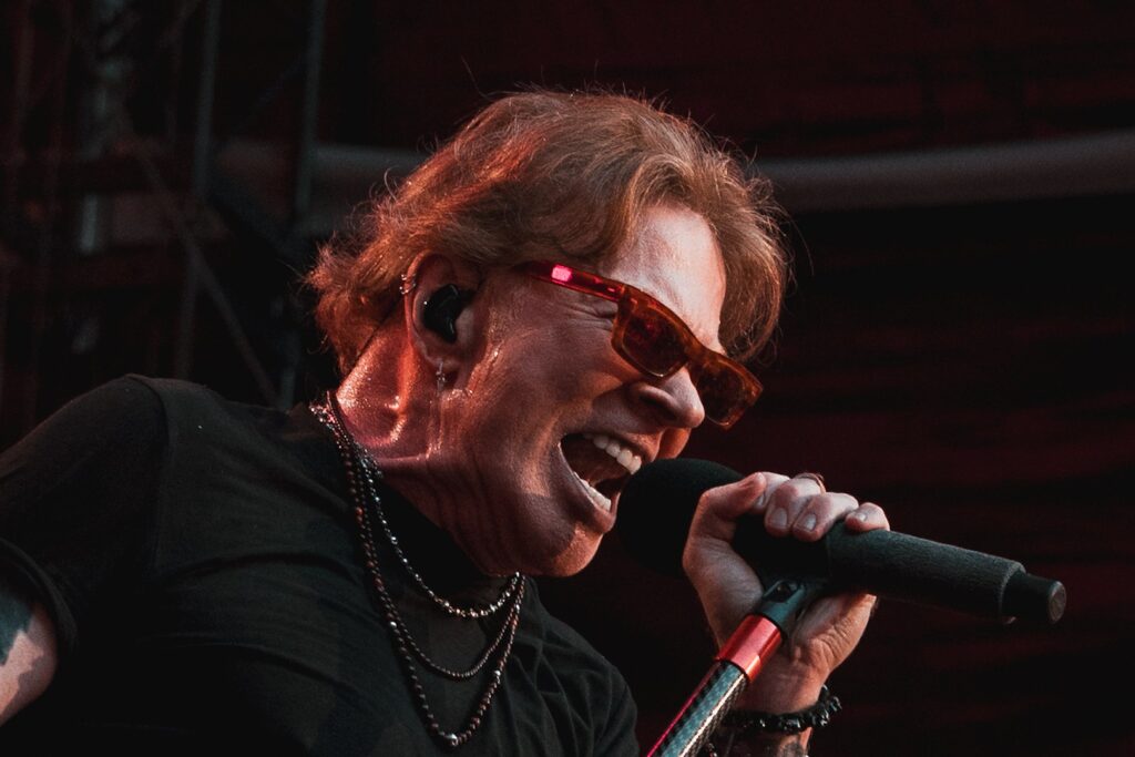 hotel-chef-allegedly-fired-after-taking-photo-with-axl-rose