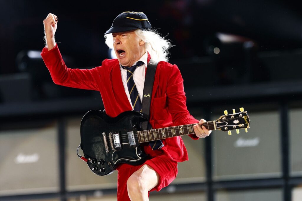 watch-ac/dc-play-a-’76-classic-live-for-the-first-time-since-1991