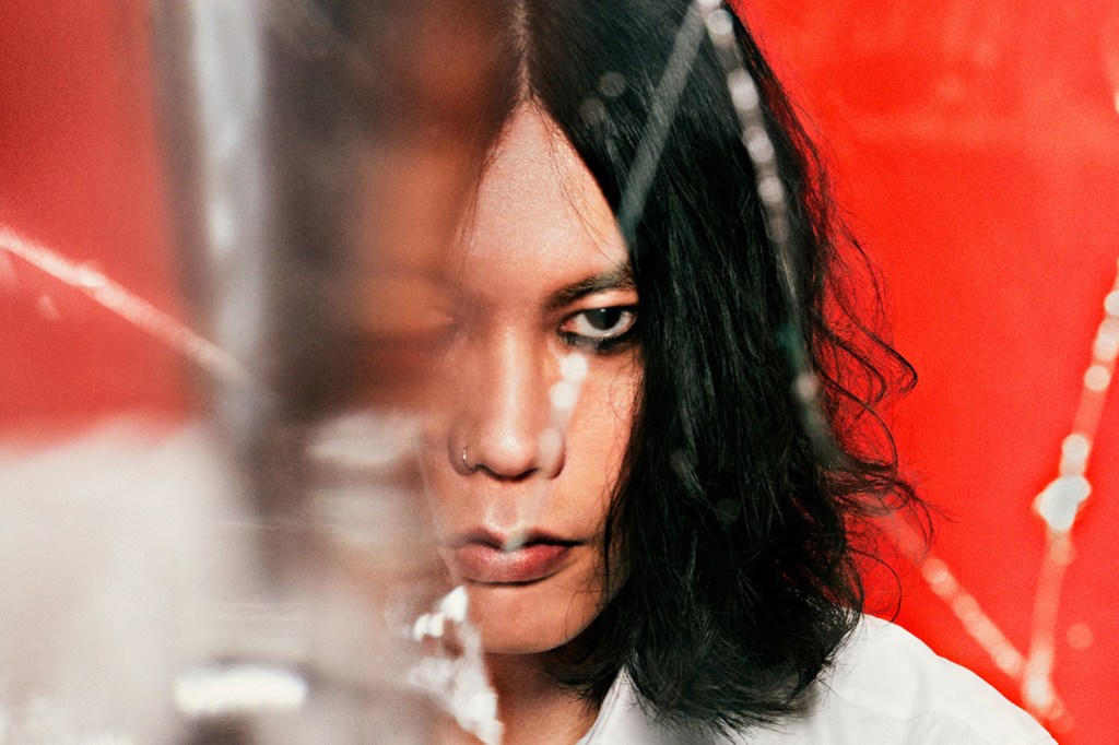 kenshi-yonezu-breaks-personal-record-as-‘iris-out’-tops-japan-hot-100-for-eighth week