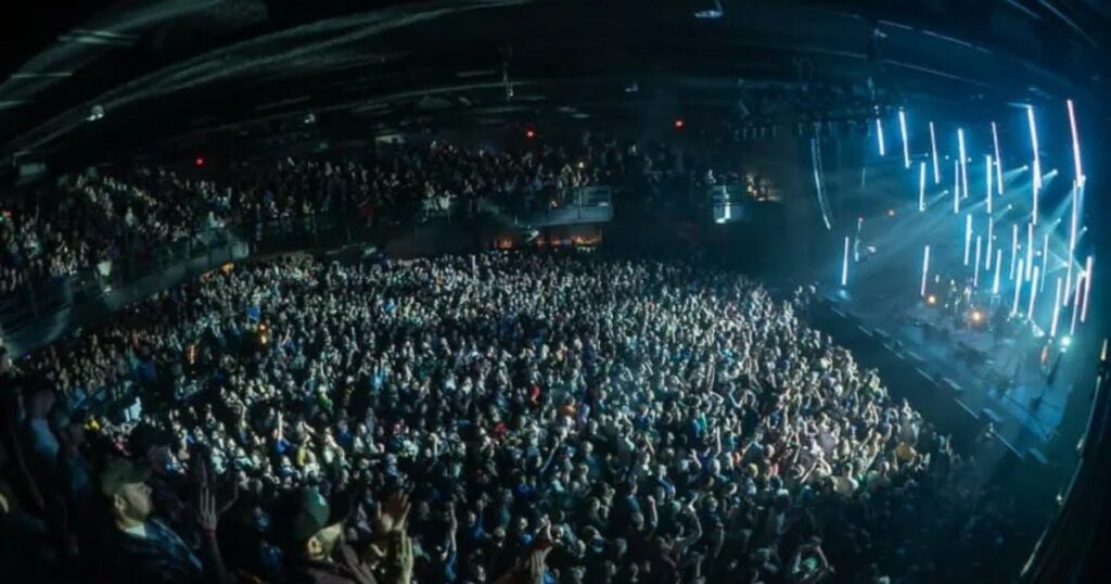 billy-strings-enters-the-crowd-during-first-set-closer-in-albany