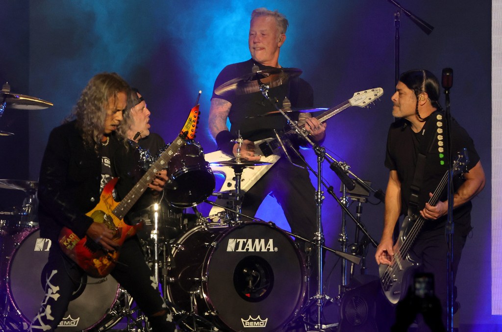metallica-honour-ac/dc-and-rose-tattoo-at-m72-tour-finale-in sydney