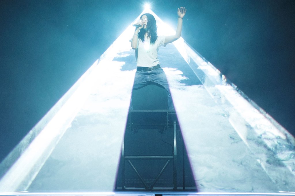 lorde-and-‘stranger-things’-star-sadie-sink-dance-it-out-to-‘green-light’-at-singer’s-o2-arena-show-in london