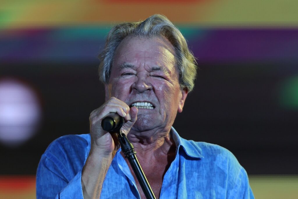 ian-gillan-considers-deep-purple-retirement-over-health-issue