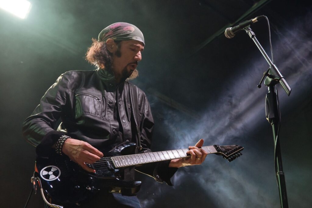 bruce-kulick-honors-late-kiss-alumni-at-scorching-las-vegas-show