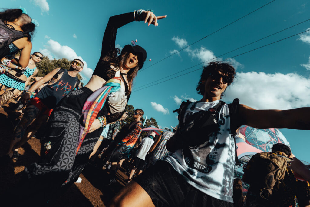 stay-hydrated,-stay-secure:-a-guide-to-festival-ready-hydration-and-fanny-packs