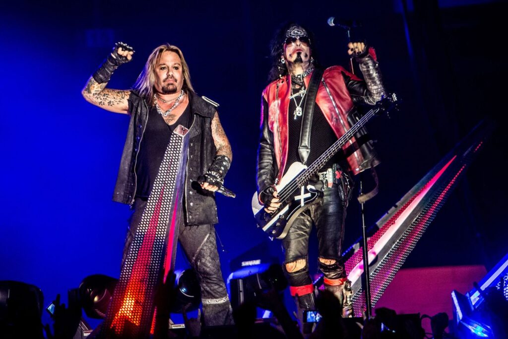 nikki-sixx-defends-vince-neil’s-vocals-after-fan-criticism