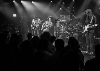 dogs-in-a-pile-mark-release-of-third-studio-record-‘distroid’-at-garcia’s-chicago-with-full-album-delivery