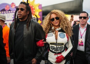 beyonce-makes-surprise-appearance-at-f1-las-vegas-grand-prix-with jay-z