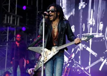 lenny-kravitz-says-fan-ripped-out-dreadlocks-during-brisbane concert