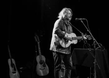 jeff-tweedy-concludes-los-angeles-residency-with-sons-and-‘twilight-override’-debut