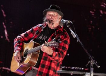 neil-young-urges-americans-to-‘rise-up’-in-new-editorial-criticizing trump