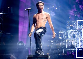 yungblud-sparks-fan-frenzy-at-sydney-gallery,-goes-commando-on yacht