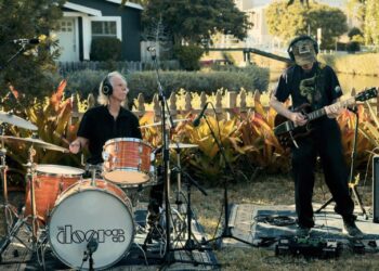 surviving-doors-perform-‘riders-on-the-storm’-with-global-artists