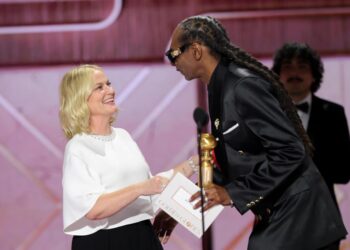snoop-dogg-presents-amy-poehler-with-inaugural-best-podcast-award-at-2026-golden-globes:-‘this-is-exactly-how-i-pictured it’