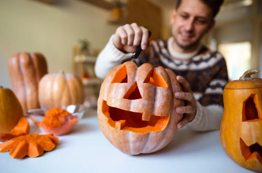 8-pumpkin-carving-tools-&-kits-that’ll-help-you-unleash-your-inner artist