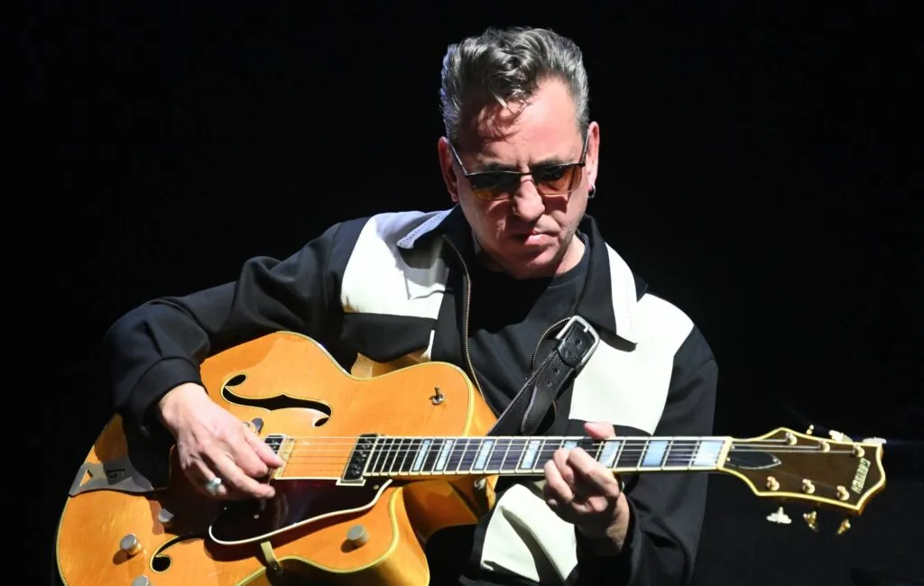 watch-richard-hawley-celebrate-new-greatest-hits-album-with-intimate-live-set-from-the-grapes-in-sheffield