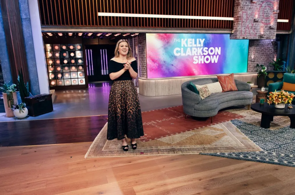 kelly-clarkson-is-ready-for-the-holidays-with-jazzy-‘love,-you-didn’t-do-right-by-me’-cover: watch