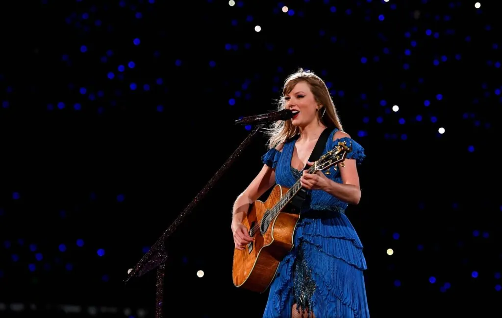 watch-taylor-swift-play-‘the-very-first-night’-and-‘labyrinth’-live-for-first-time-in-buenos-aires