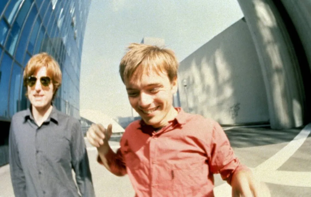 air-to-play-classic-‘moon-safari’-in-full-for-first-time-at-uk-and-european-shows