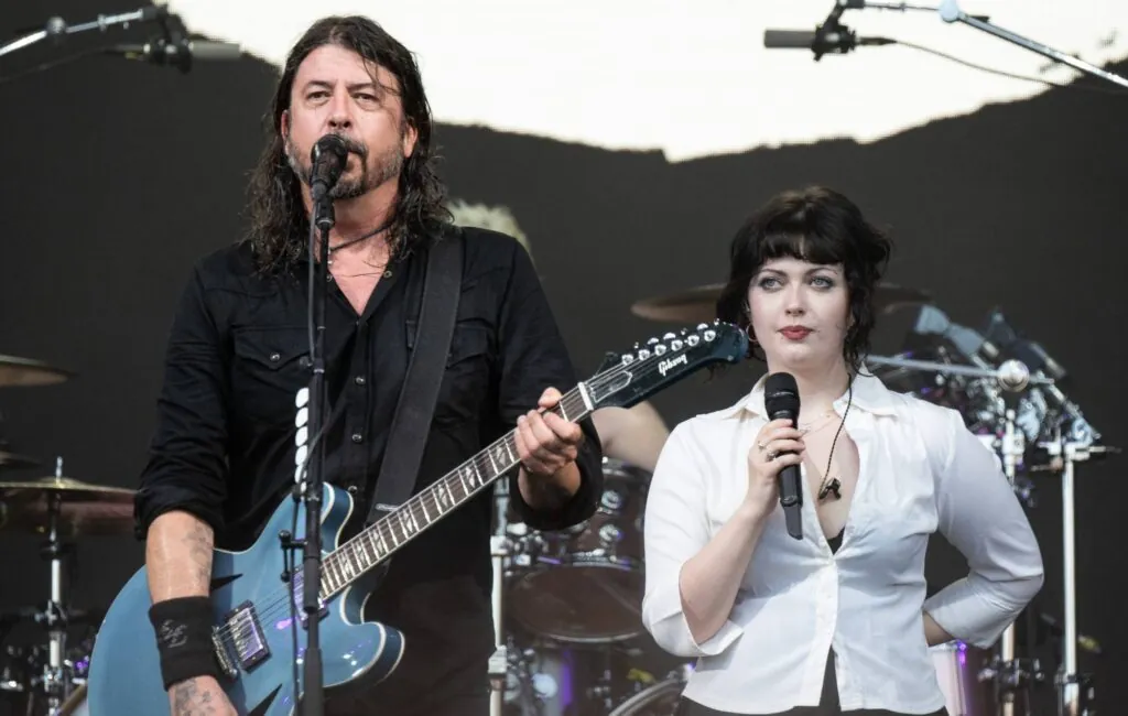 watch-dave-grohl-join-daughter-violet-to-cover-nirvana-and-foo-fighters