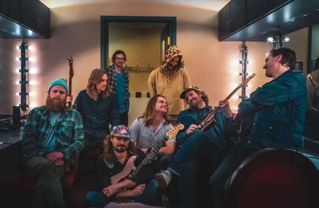 futurebirds-announce-live-album-‘…thanks-y’all,’-share-lead-single-“rodeo”