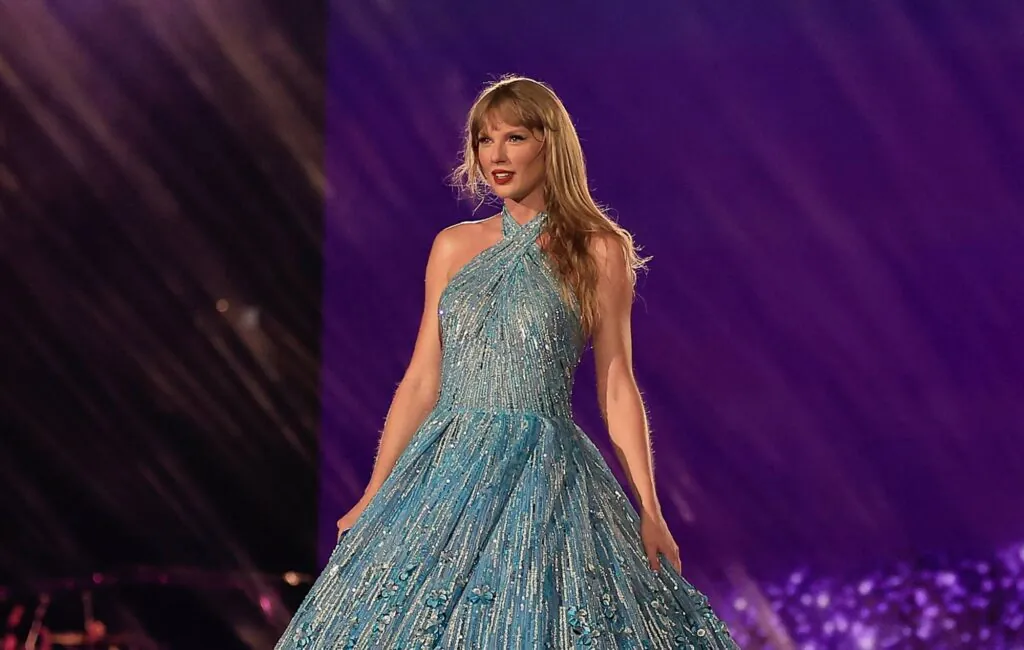 rio’s-christ-the-redeemer-statue-lights-up-for-arrival-of-taylor-swift