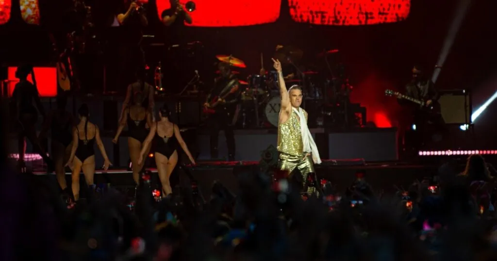 robbie-williams-fan-dies-after-fall-at-sydney-concert