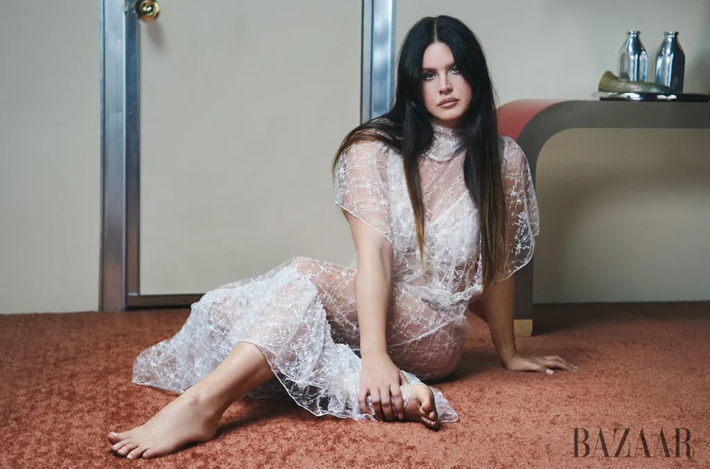 lana-del-rey-offers-up-current-heart-status-after-recent-break-up:-‘absolutely-not-in love’