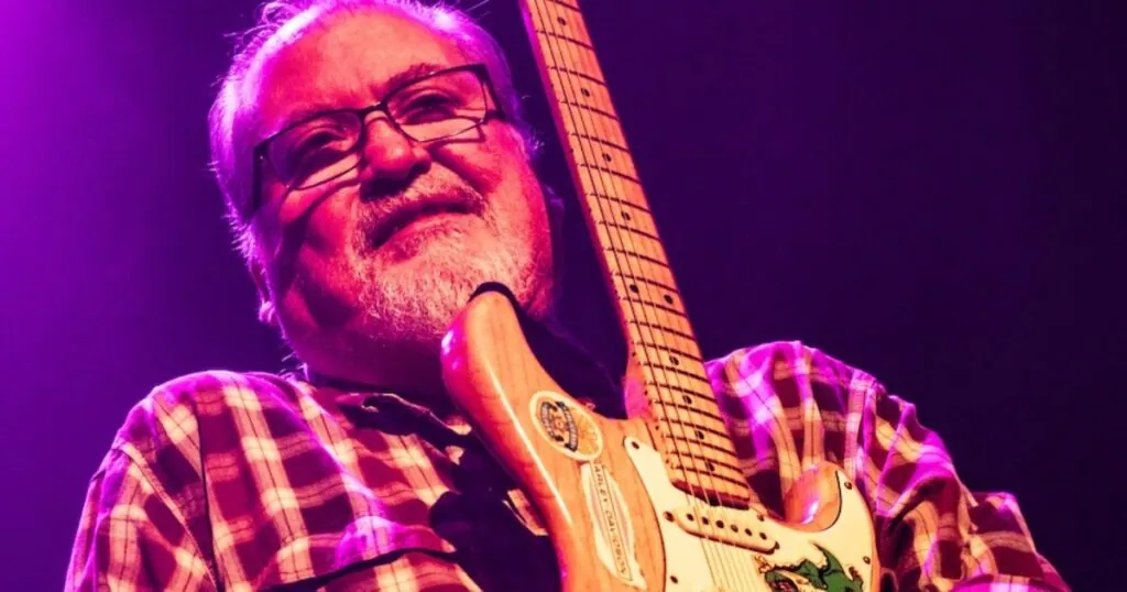 los-lobos’-david-hidalgo-uses-jerry-garcia’s-“alligator”-guitar-at-50th-anniversary-shows-in-san-francisco