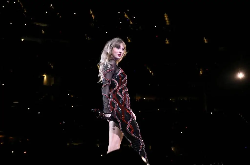 taylor-swift-debuts-‘say-don’t-go’-&-‘it’s-time-to-go’-live-at-final-eras-tour-show-of 2023