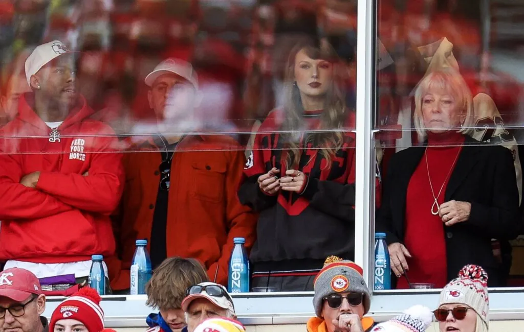 nfl-commentator-calls-taylor-swift-travis-kelce’s-“wife”-during-game